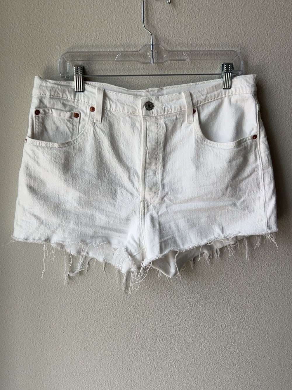 Levi's 501 White Frayed-Hem Denim Cutoff Shorts. Women’s Size 33